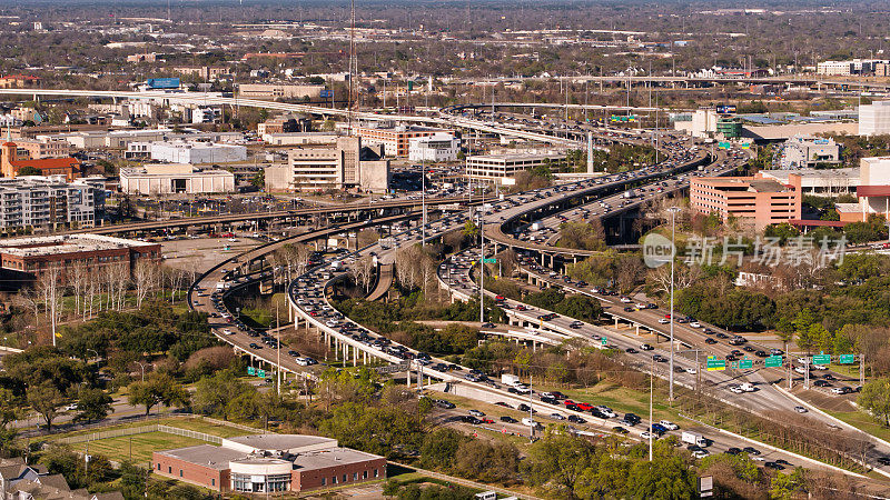 从德州休斯顿市中心蜿蜒而过的I-45公路上的通勤交通鸟瞰图