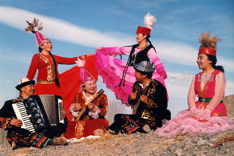 柯尔克孜族演员在农村排练民族歌舞