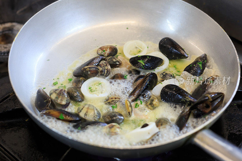 在油锅中煎海鲜，准备面食