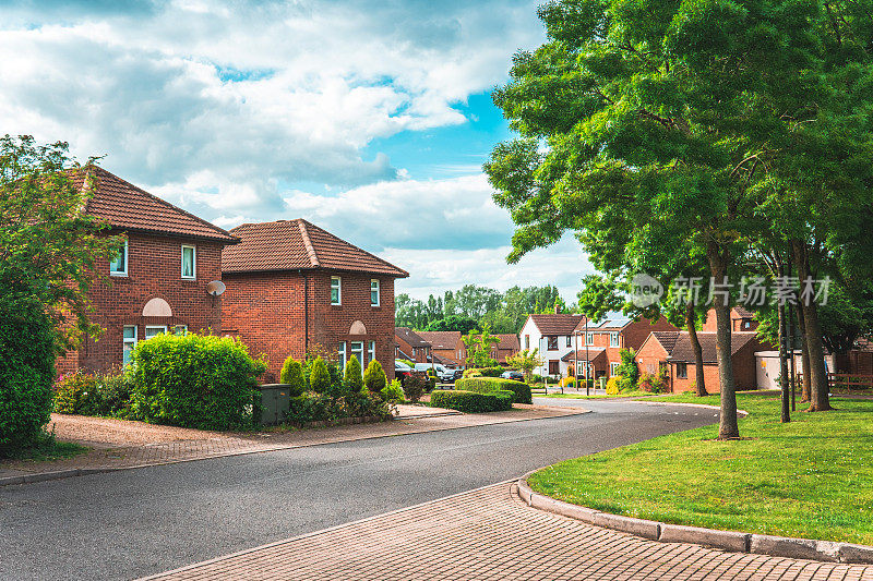 在英国新建的住宅区上的家庭住宅