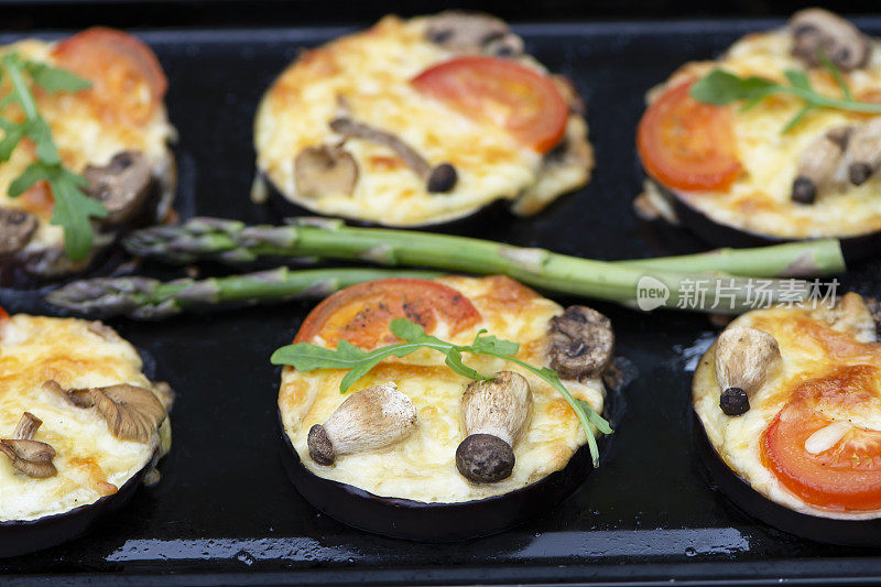 烤箱烤茄子配蘑菇和奶酪