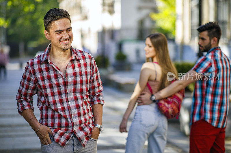 一个年轻的女人和她的男朋友在城市里散步时制造了一个嫉妒的局面