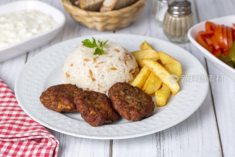 传统的土耳其食物;干肉丸或inegöl肉丸配土豆和米饭pilav(土耳其名字;库鲁病kofte)