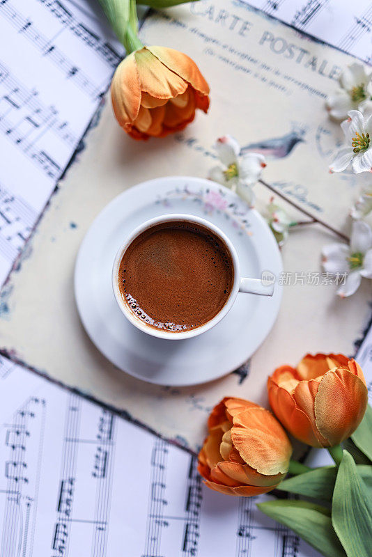 土耳其咖啡与大量泡沫在一个白色的杯子混合乐谱