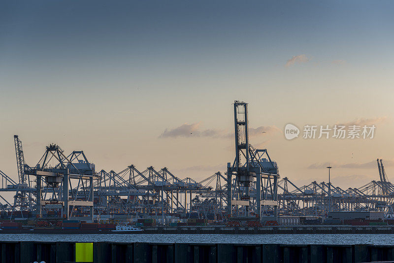 鹿特丹附近壮观的天空下的海港景观。