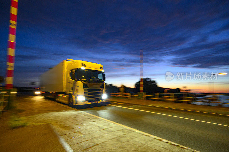 卡车在夜里开过一座桥