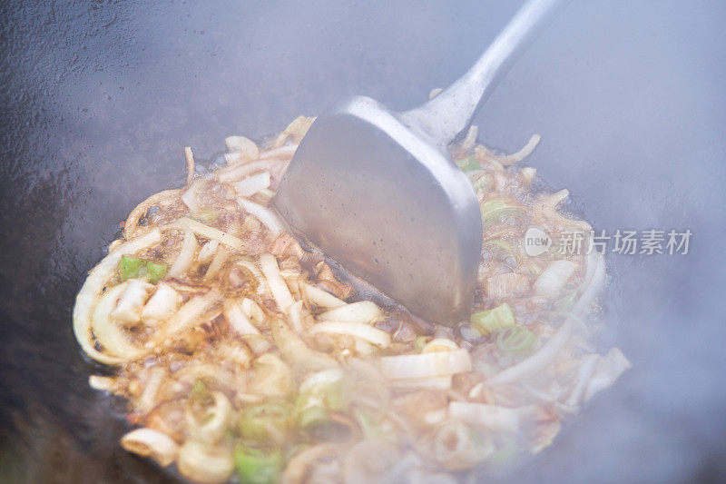 用大锅烤洋葱做肉抓饭