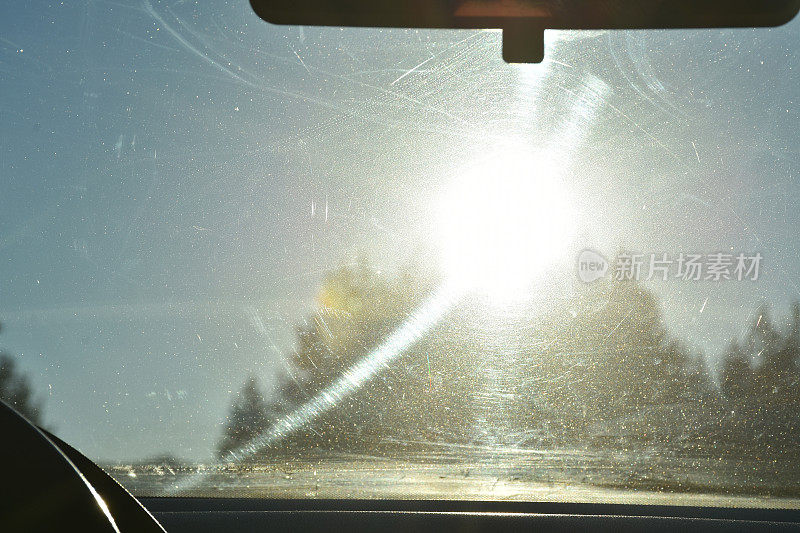 有阳光反射的挡风玻璃很脏