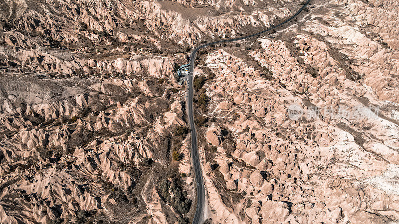 土耳其的中安纳托利亚地区。卡帕多西亚周围火山凝灰岩的无人机全景图。