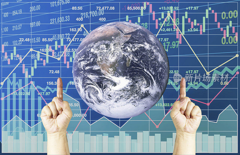 全球经济的好迹象，两个手指在图表，图表，烛台和数量的股票数据符号的商业背景。美国宇航局提供的地球图像。