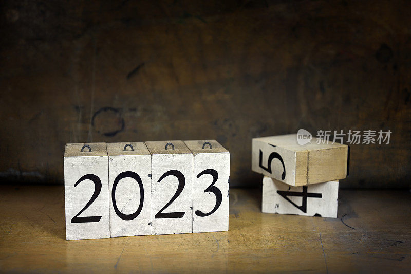 2023年是用木块写的，背景是用旧木板做的