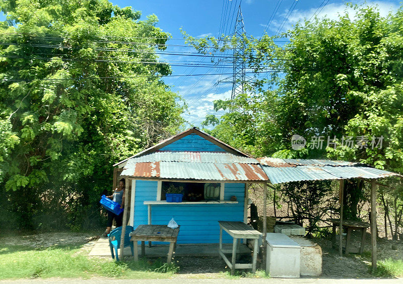 多米尼加共和国-普拉塔港-公路附近的市场房子