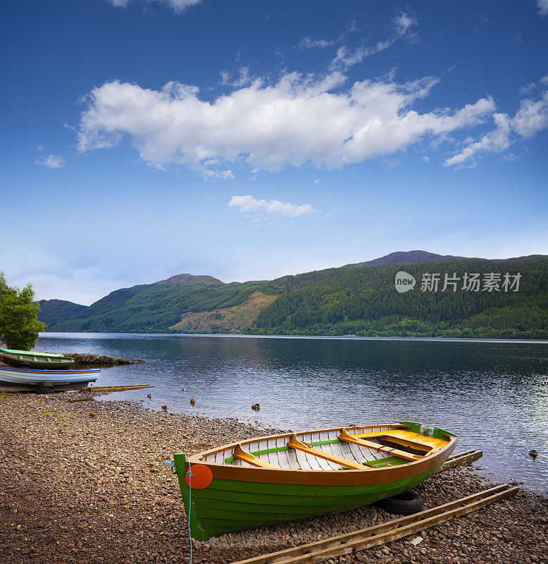 英国苏格兰高地的尼斯湖搁浅了船只