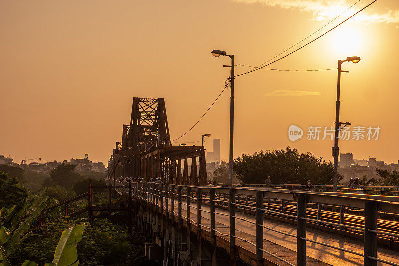 越南河内市红河上的龙边桥