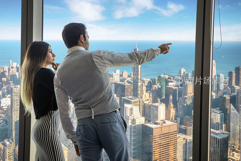 商业人士从摩天大楼看城市