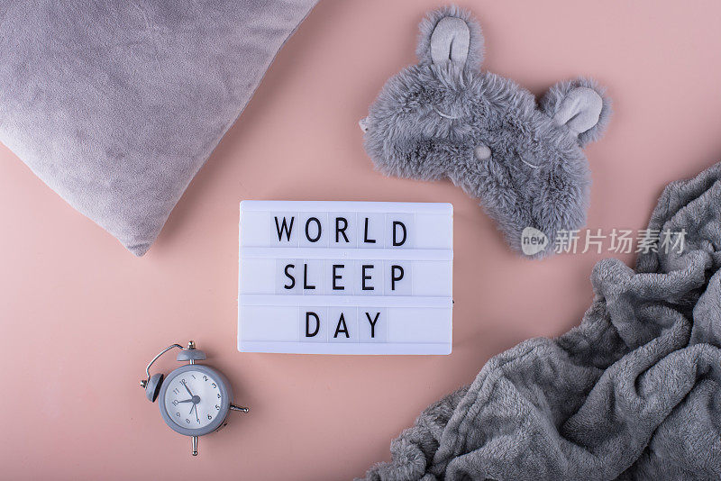 世界睡眠日概念与闹钟