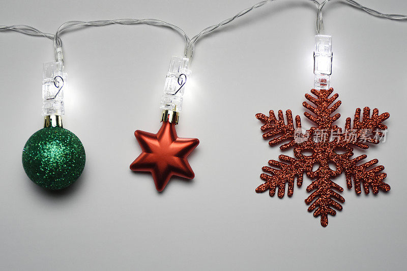 圣诞灯和圣诞装饰品