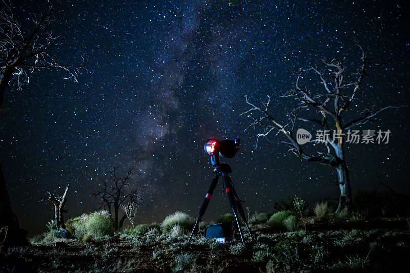 莫哈韦国家保护区的望远镜和夜空