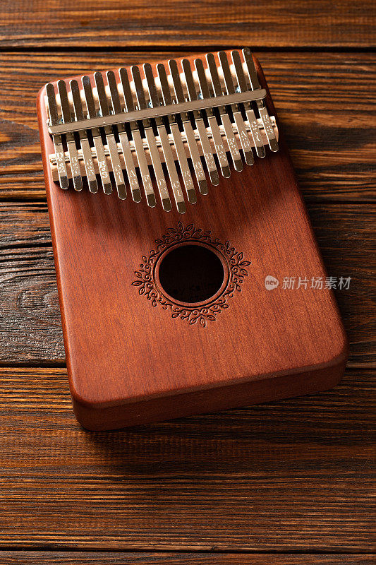 拇指钢琴是一种非洲乐器，也被称为Kalimba或Mbira。