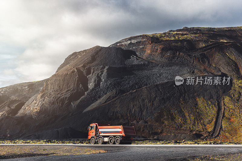 冰岛红火山采石场的卡车