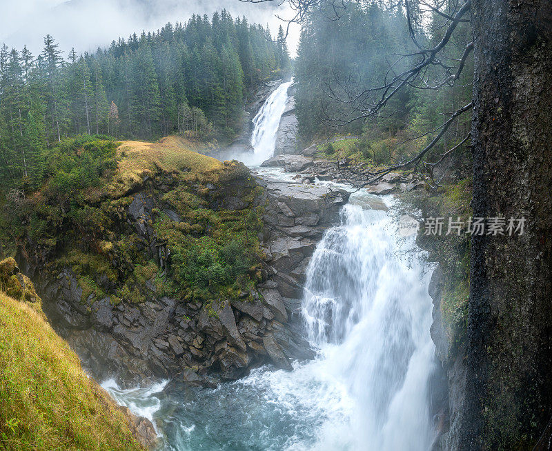 克里姆勒瀑布，克里姆勒瀑布，在奥地利高牛头国家公园。克里姆勒阿切河瀑布。美丽的瀑布在一个雾蒙蒙的雨天。奥地利阿尔卑斯山徒步旅行。