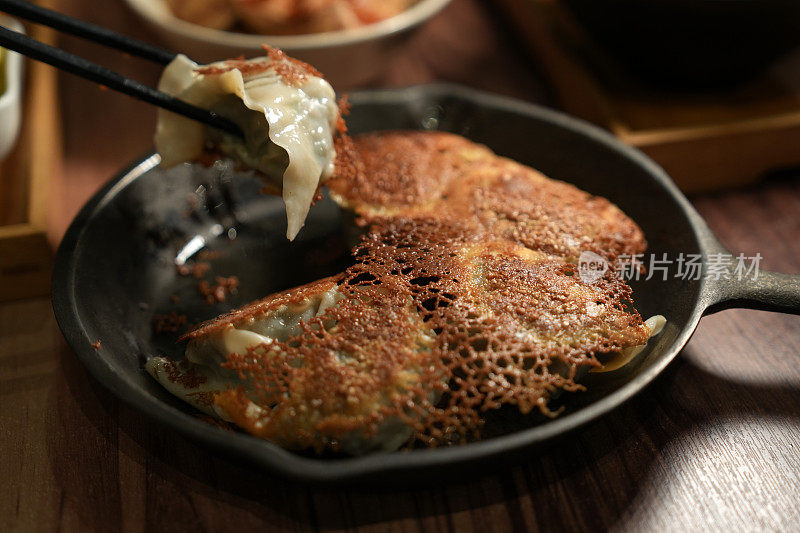 台湾美食，香酥皮煎水饺库存照片