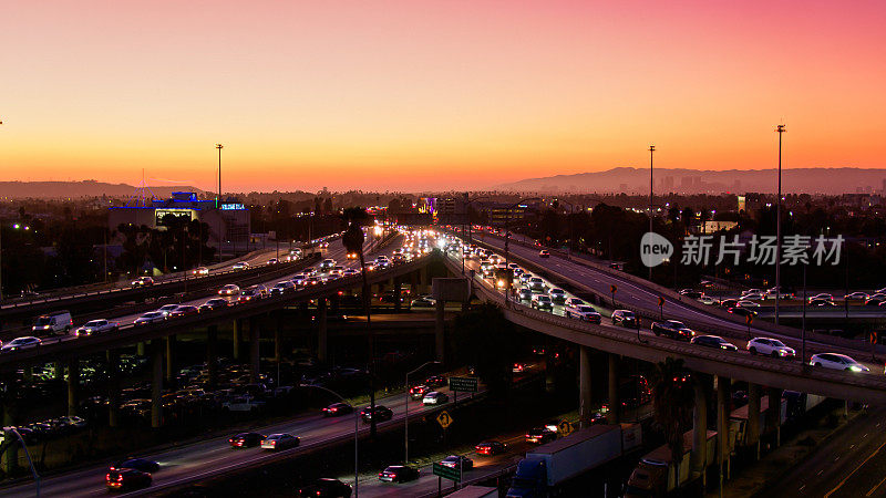 加利福尼亚州洛杉矶黄昏时公路交通的鸟瞰图