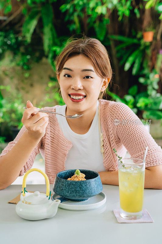 在家里吃小辅午餐的女人