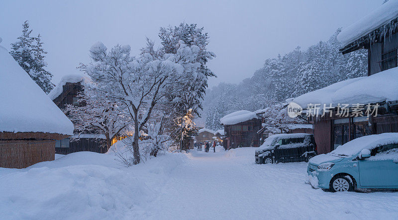 白川乡的夜晚，在日本的冬天，厚厚的积雪