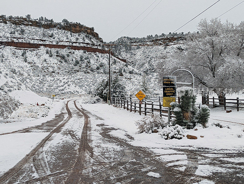 犹他州洛克维尔大雪后，南梅萨被冰雪覆盖的乡村道路