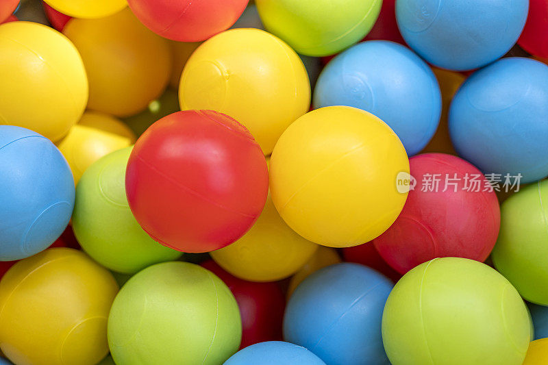 明亮的多色球为儿童游戏干池