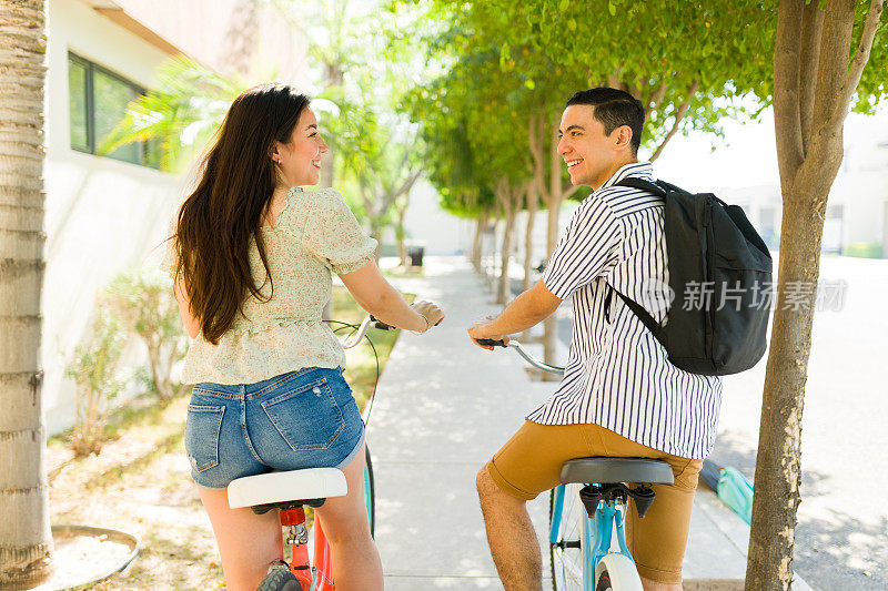 一对年轻夫妇骑自行车去约会的后景