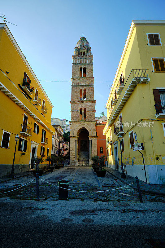 意大利中世纪钟楼和现代建筑