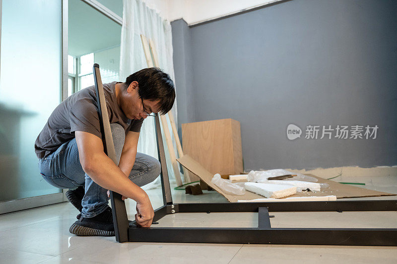 一名男性安装工正在安装家具