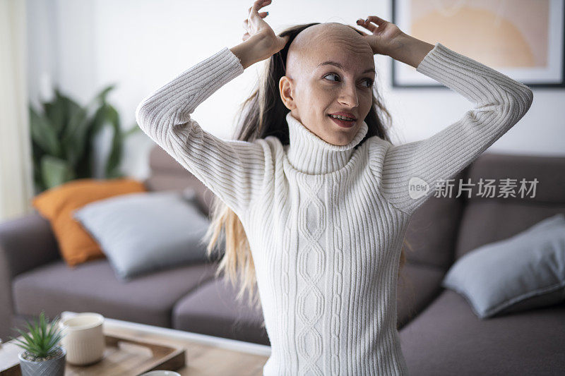 一个患癌症的年轻女人戴着假发的照片。