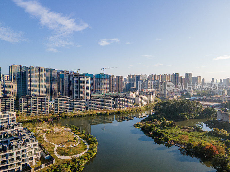 沿河的城市住宅和别墅