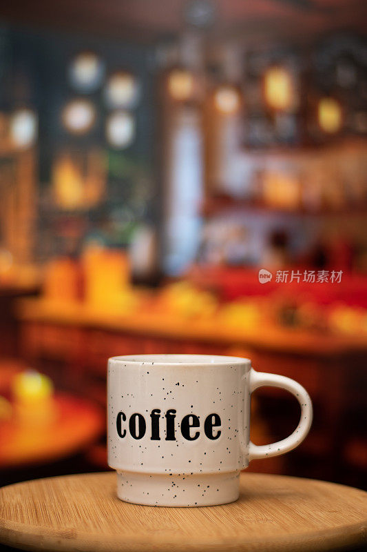 垂直特写的一杯咖啡在面包店餐厅复古与散景背景