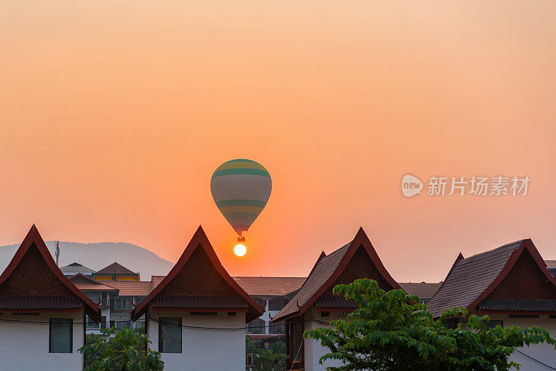 太阳升起时，气球在老挝的旺荣上空