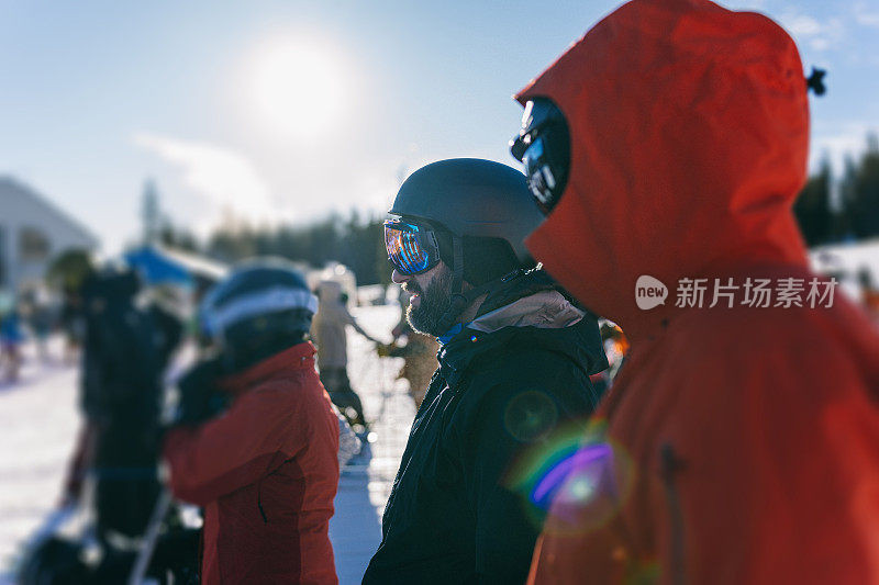 一群朋友享受阳光明媚的冬季滑雪之旅