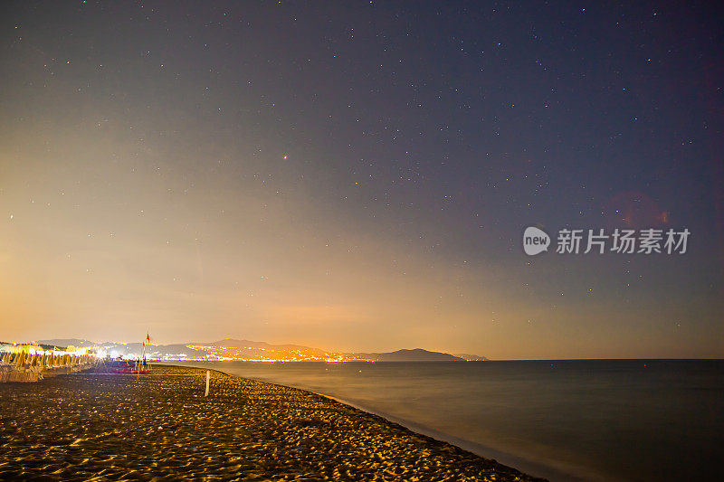 夜晚的海边沙滩。意大利南部。天上的星星