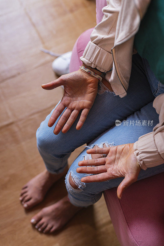 一位职业的拉丁女性情绪治疗师在她的医疗办公室里和她的病人一起进行呼吸治疗