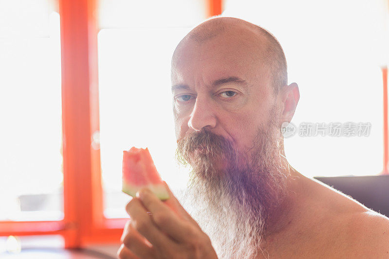 中年酷男长胡子吃西瓜