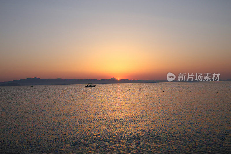 清晨的日出在海上的股票照片