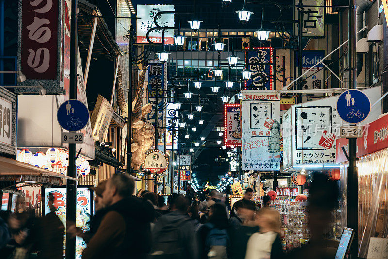 日本大阪夜晚的津天阁。