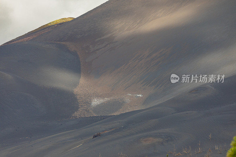 康伯雷别哈火山。火山灰覆盖了埃尔帕索村。