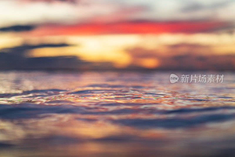 日落时，夏威夷水面反射出的金黄色红光