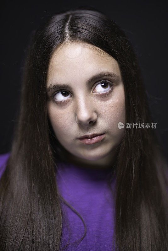 棕色眼睛的11岁女孩