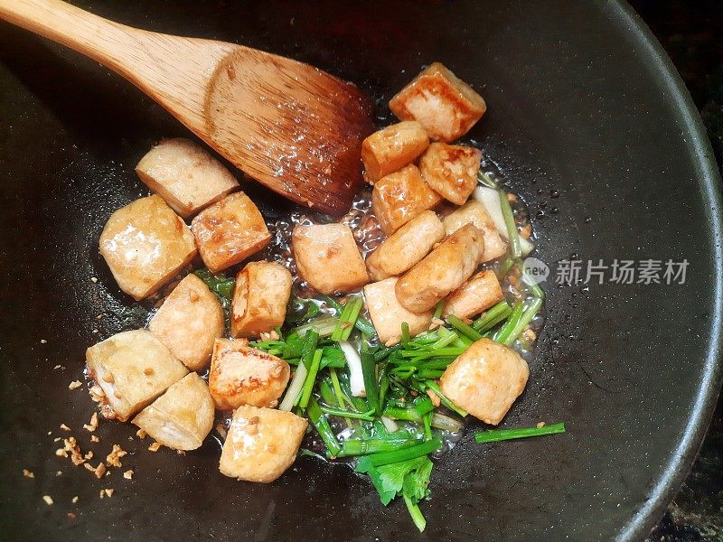 红烧豆腐——食品准备。