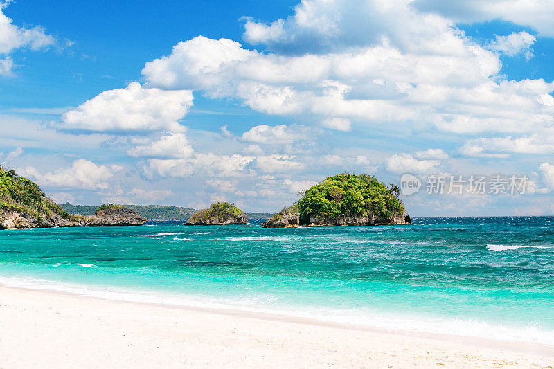 菲律宾长滩岛的伊利甘海滩——白沙、绿松石海和郁郁葱葱的岛屿。