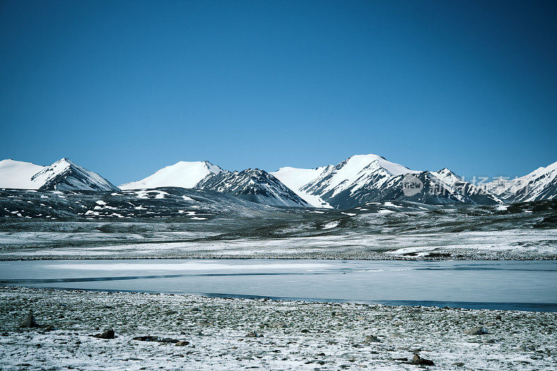 阿拉贝尔高原上白雪皑皑的山峰和融化的湖泊